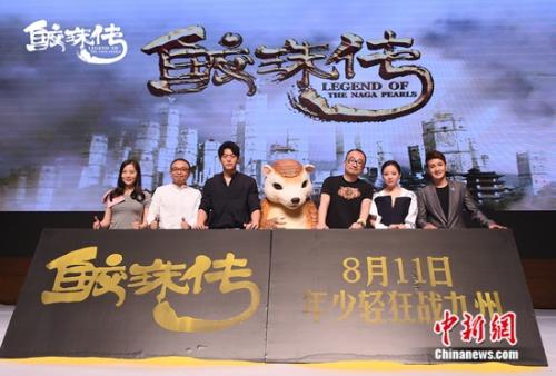 《鮫珠傳》劇組和張靚穎合影