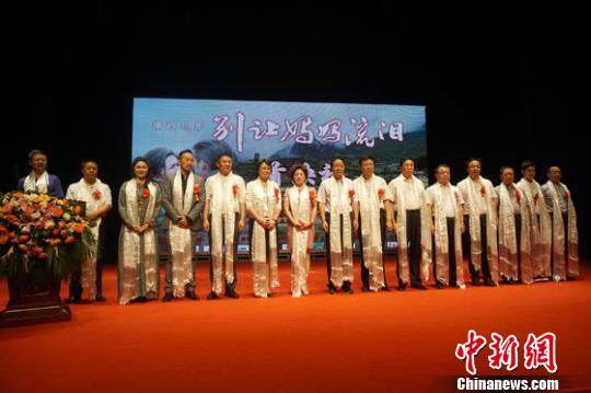 圖為出席首映式的甘肅省和甘南州官員，以及影片總制片人、導演和主演等。　鐘欣 攝