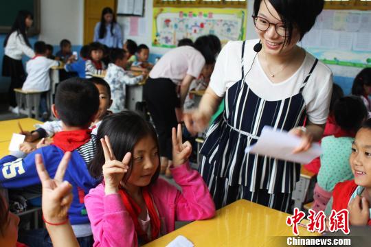 福建山區400名留守兒童喜領愛心物資