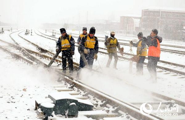 長琿高鐵迎首場風雪 鐵路部門全力除雪保障暢通