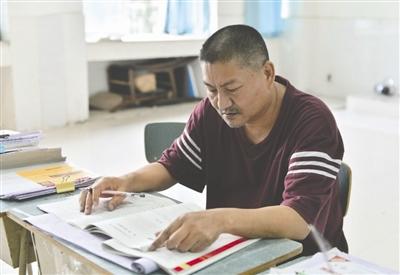 “高考最牛釘子戶”首上二本線 49歲高考20次