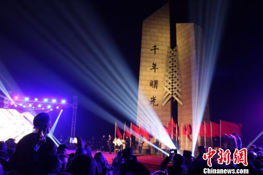 全球數(shù)萬名游客共迎浙江溫嶺第一道新年曙光