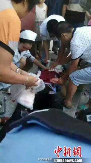 四川1名男子砸取款機暴力襲警 1警員耳朵被砍掉