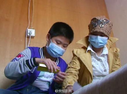 11歲男孩為白血病母親捐獻(xiàn)骨髓(圖)