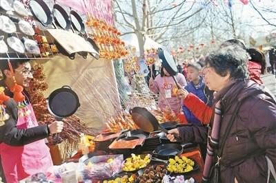 旅行蛙玩偶、“吃雞”平底鍋賣瘋廟會一天售上百個