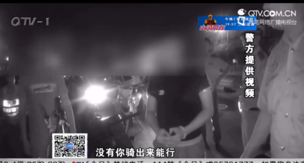 凌晨五輛摩托馬路狂飆 騎車小伙無證被查
